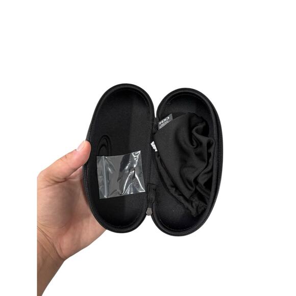 Oakley Genuine Sunglasses Clam Shell Hard Case Smooth Black Zip Lot Of 2 - Picture 3 of 4